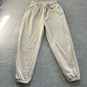 Nike Sportswear Club Fleece
Women's Mid-Rise Oversized Sweatpants